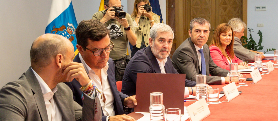 El presidente del Gobierno de Canarias, Fernando Clavijo (3i), durante reunión de la Comisión bilateral Canarias-Estado