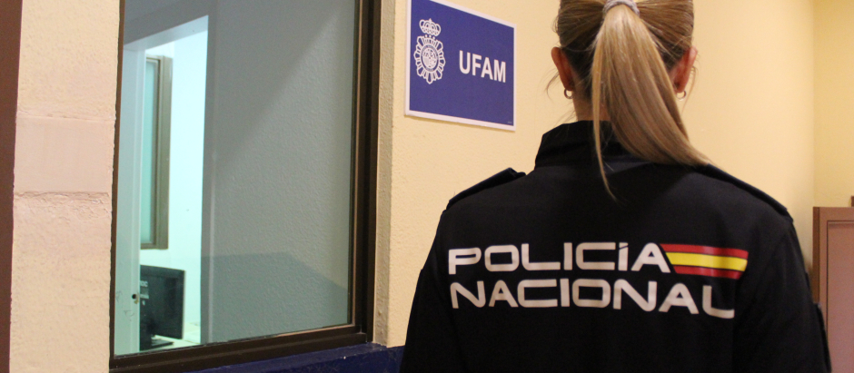 Una agente de Policía Nacional de la Unidad de Atención a la Familia y la Mujer (UFAM)
