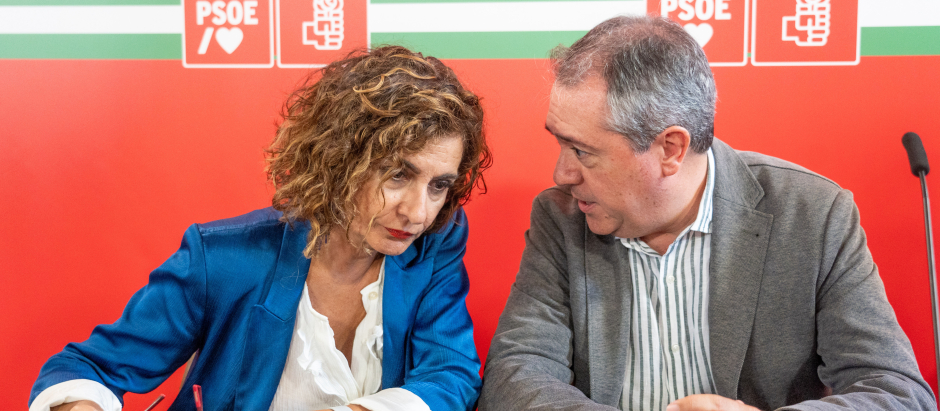 La vicepresidenta María Jesús Montero y el secretario general del PSOE andaluz, Juan Espadas