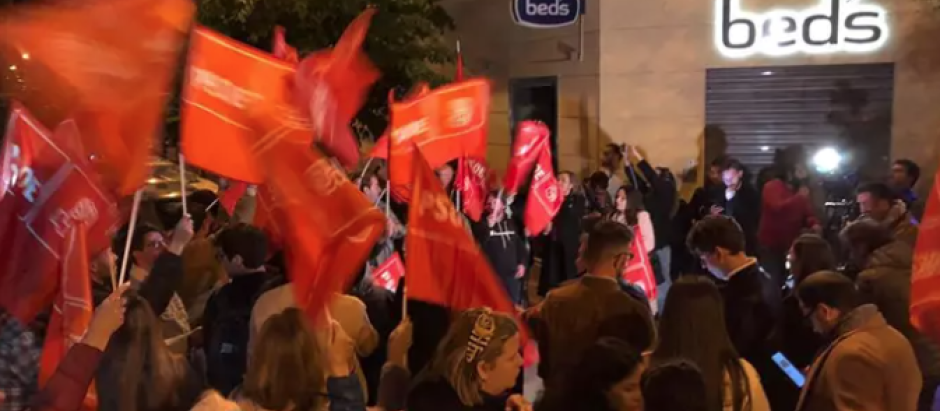 Cerca de medio centenar de simpatizantes socialistas se acercaron a Ferraz para apoyar a Pedro Sánchez