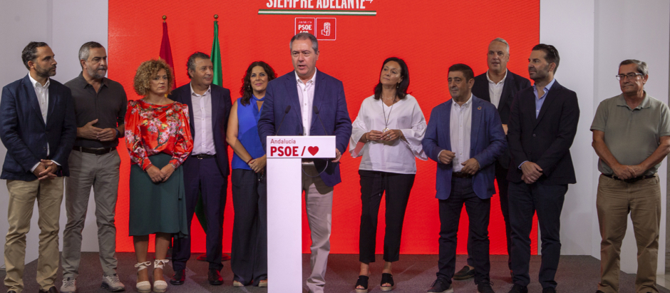 El secretario general del PSOE andaluz, Juan Espadas, junto a sus secretarios provinciales, en una imagen de archivo