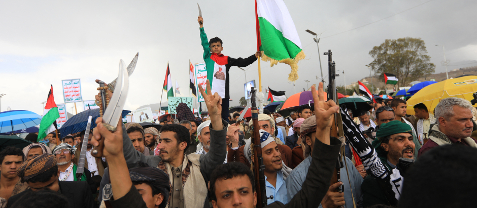Yemeníes con banderas de Palestina, armas y cuchillos se manifiestan en Saná