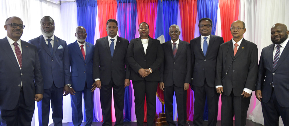 Miembros del Consejo Presidencial de Transición de Haití, posan durante una ceremonia este jueves en Puerto Príncipe (Haití)
