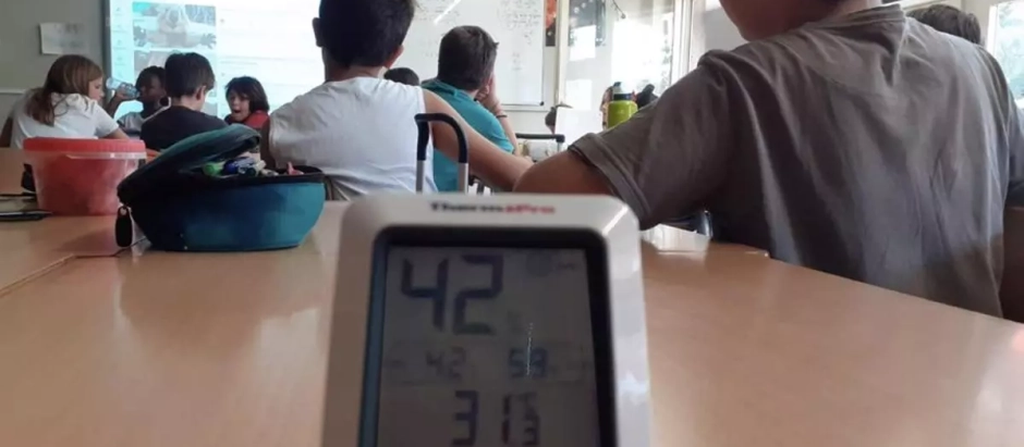 Un termómetro marca 42 grados en un aula