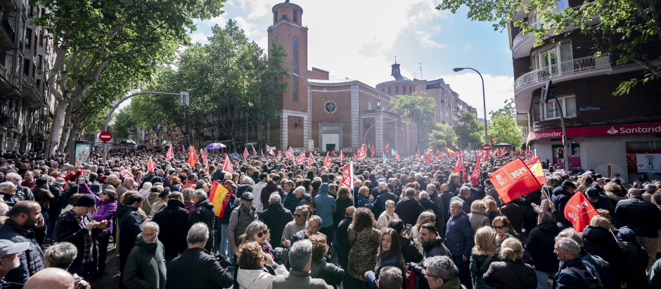 Manifestación en apoyo de Pedro Sánchez, este sábado en la calle Ferraz de Madrid