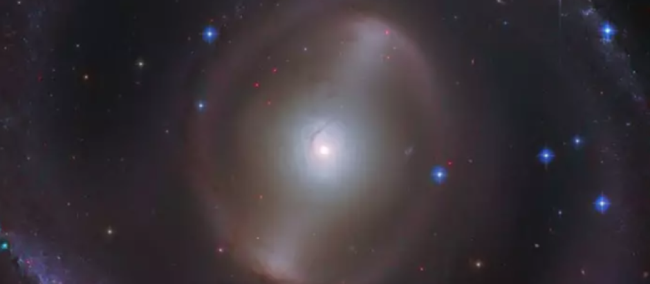 Galaxia NGC 2217 fotografiada por el Telescopio Espacial Hubble de NASA/ESA muestra la