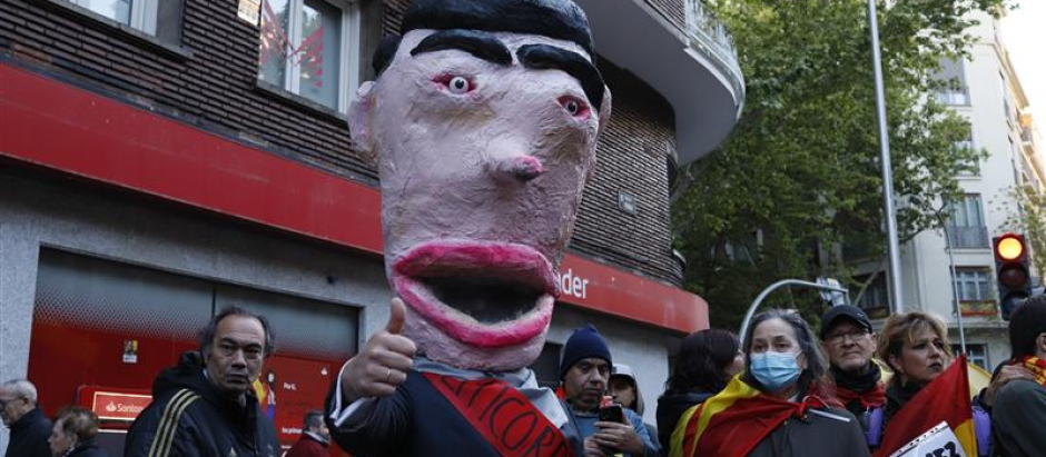 La calle Ferraz se ha llenado de personas que han pedido nuevamente la dimisión de Pedro Sánchez