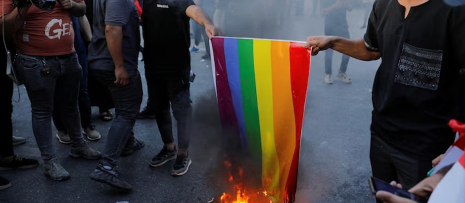 Manifestantes queman una bandera LGTBI en Irak