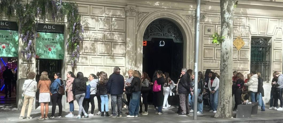 Decenas de personas hacen cola para entrar en la tienda china Shein, que abría sus puertas este fin de semana en Madrid