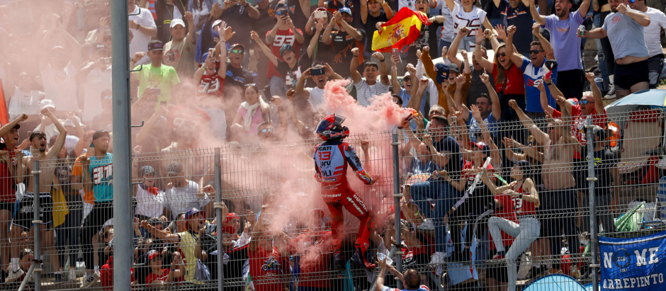 Marc Márquez celebra su podio con la afición presente en el circuito de Jerez