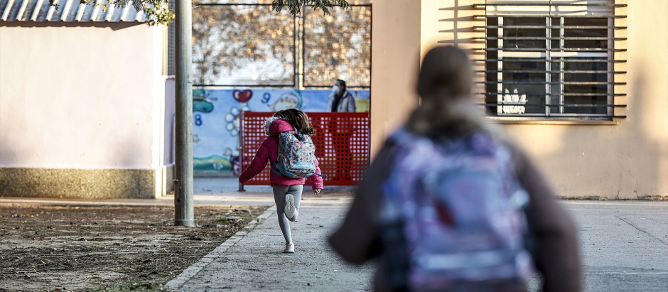 Dos niñas entran en el colegio público CEIP Antonio Machado de Valencia