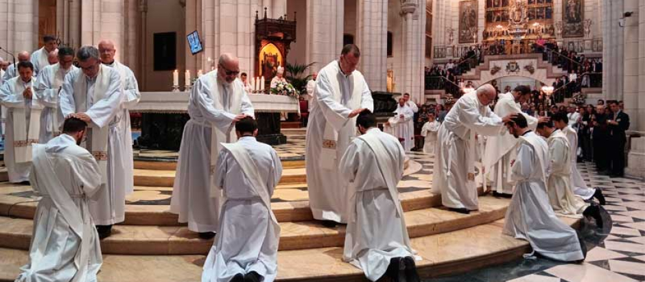 Imposición de manos a los diáconos que han sido ordenados sacerdotes en Madrid