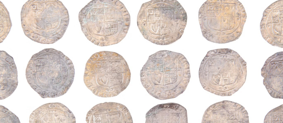 Imagen de las monedas del siglo XVII descubiertas durante la remodelación de una cocina