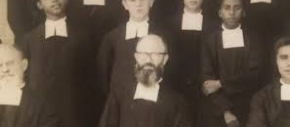Ignacio Cruchaga, con barba, en el centro de la imagen
