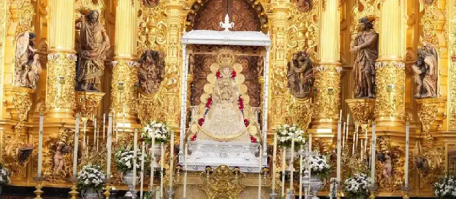 La Virgen del Rocío ya se encuentra en sus andas procesionales
