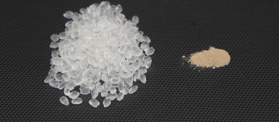 Bolitas de poliuretano termoplástico (i) y polvos de esporas (d) que se mezclan para fabricar el nuevo material