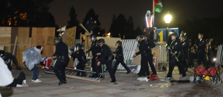 La policía trata de desalojar a los manifestantes de la Universidad