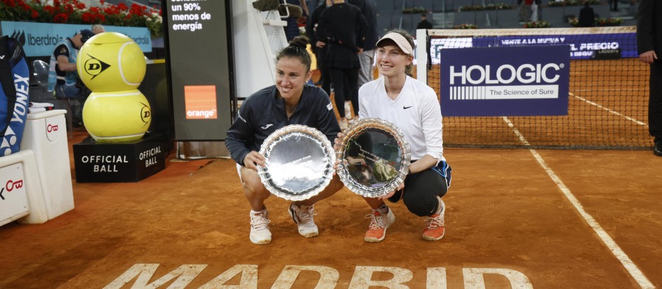 Cristina Bucsa y Sara Sorribes Tormo posan con el título de campeonas en Madrid