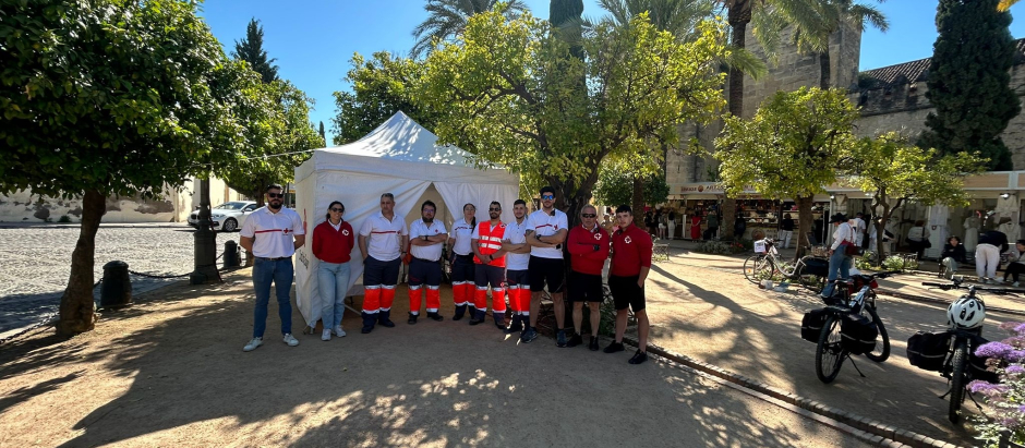 Alrededor de 30 personas participan en el operativo de la institución humanitaria, que se reparte entre la zona del Alcázar y la plaza Conde de Priego.