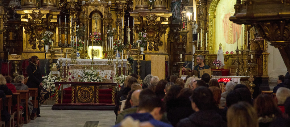 Varias personas durante una eucaristía en la Iglesia Concepción Real de Calatrava