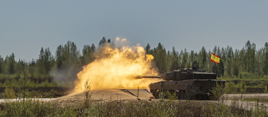 Un Leopard 2E español abre fuego en la competición de carros de combate en la base de Adazi (Letonia)