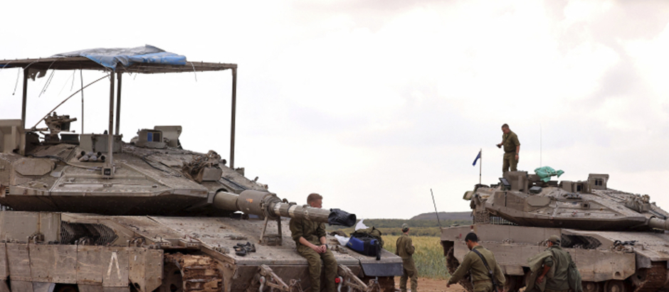 Tanques del Ejército israelí se mueven en un área a lo largo de la frontera con la Franja de Gaza en el sur de Israel