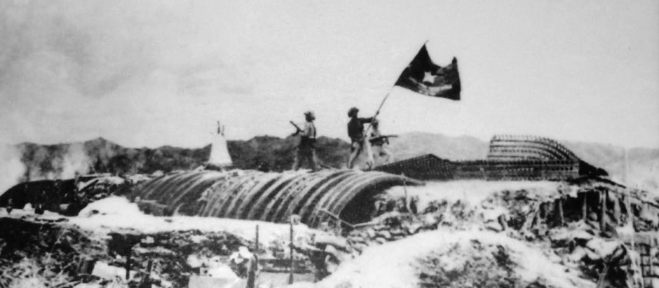 Imagen de las tropas del Viet Minh plantando su bandera sobre el cuartel general francés capturado en Dien Bien Phu, el 7 de mayo de 1954