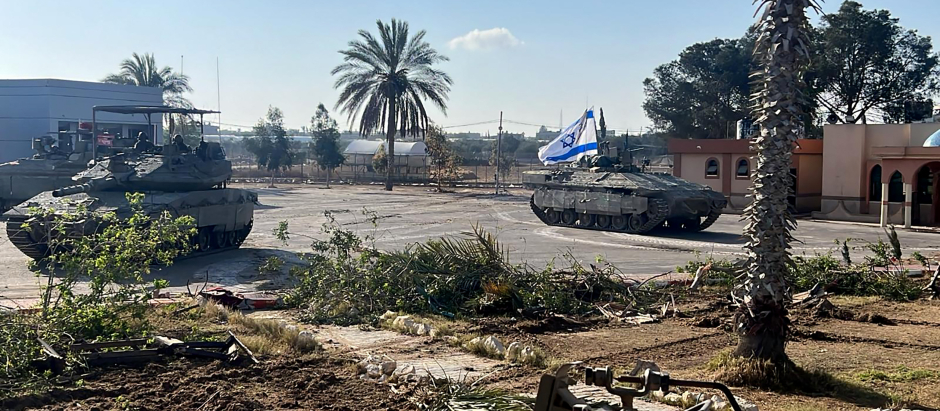 Tanques del Ejército de Israel en el lado palestino del cruce fronterizo de Rafah