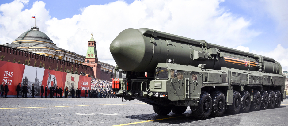 Un lanzador de misiles balísticos intercontinentales ruso Yars desfila por la Plaza Roja durante el desfile militar del Día de la Victoria en el centro de Moscú el 9 de mayo de 2022.