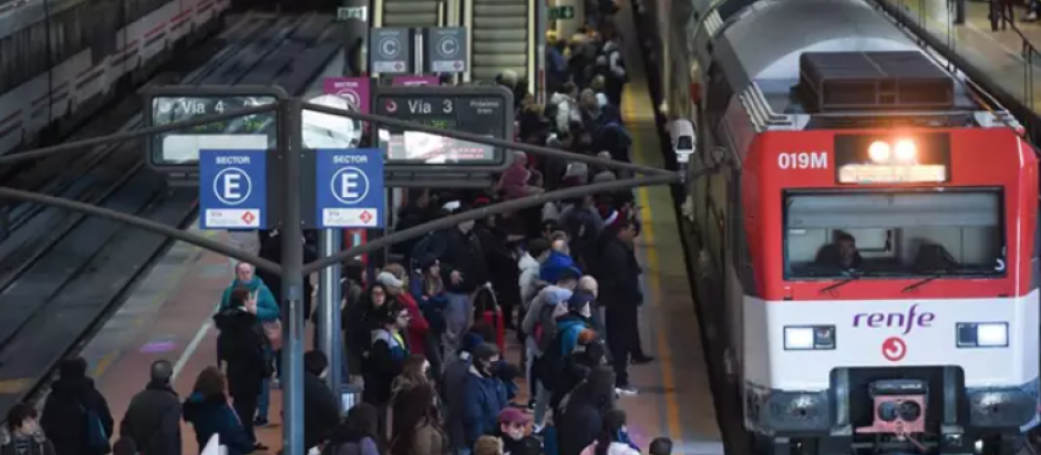 Pasajeros esperando en el andén a un tren de Cercanías en Madrid