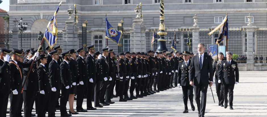 El Rey Felipe VI ha pasado revista a los 300 agentes de diferentes unidades policiales que han tomado parte en el acto