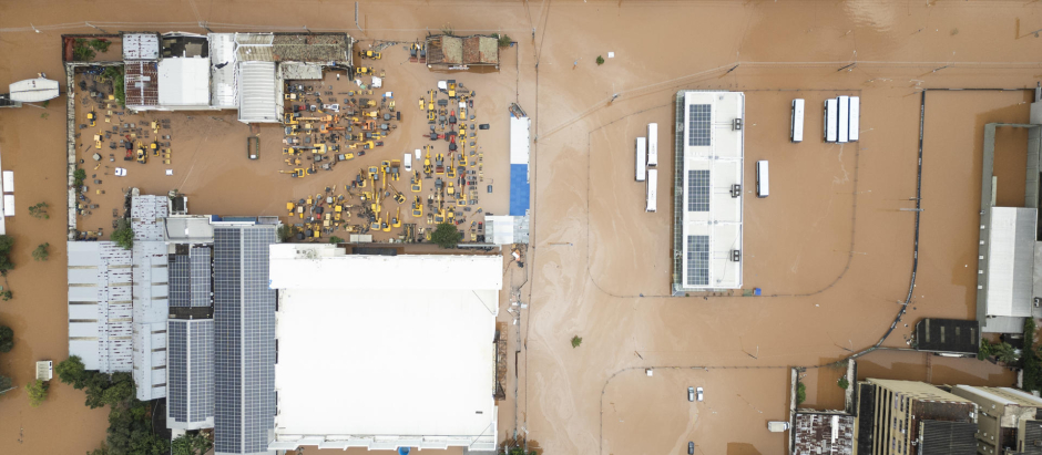 Fotografía aérea que muestra una fábrica de vehículos afectada por las inundaciones de Brasil