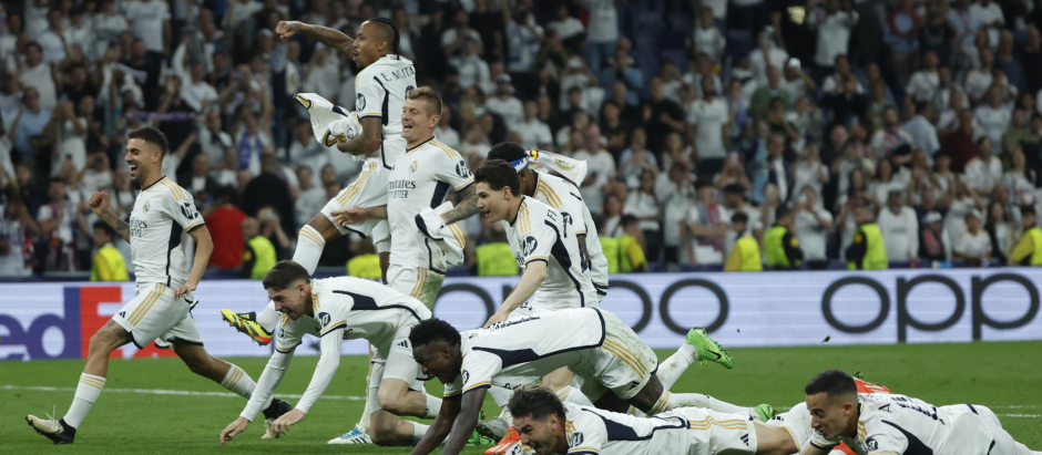 MADRID, 08/05/2024.- Los jugadores del Real Madrid celebran la victoria, al término del partido de vuelta de las semifinales de la Liga de Campeones que Real Madrid y Bayern de Múnich han disputado hoy miércoles en el estadio Santiago Bernabéu. EFE/Juanjo Martín