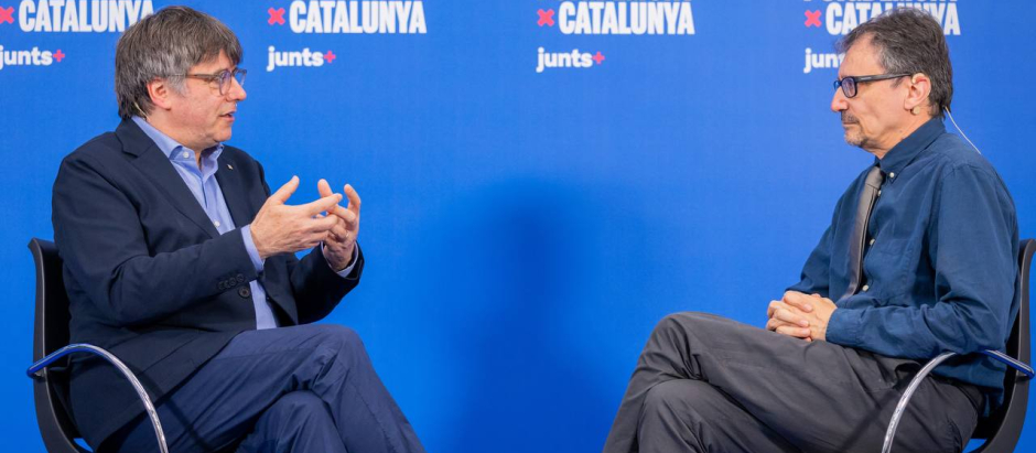 Carles Puigdemont conversando sobre el catalán con el escritor Albert Sánchez Piñol