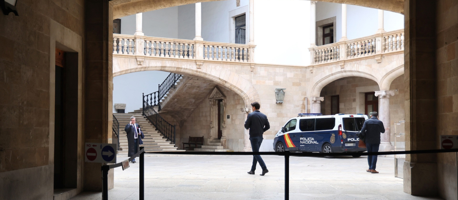 Un furgón policial en la Audiencia Provincial de Baleares