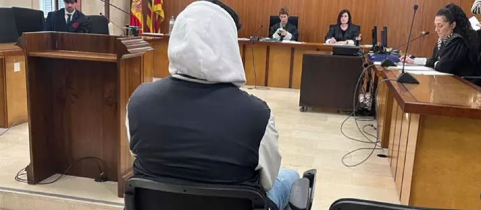El profesor acusado de manosear el pecho a una alumna en un colegio de Palma, sentado para el juicio en la Audiencia