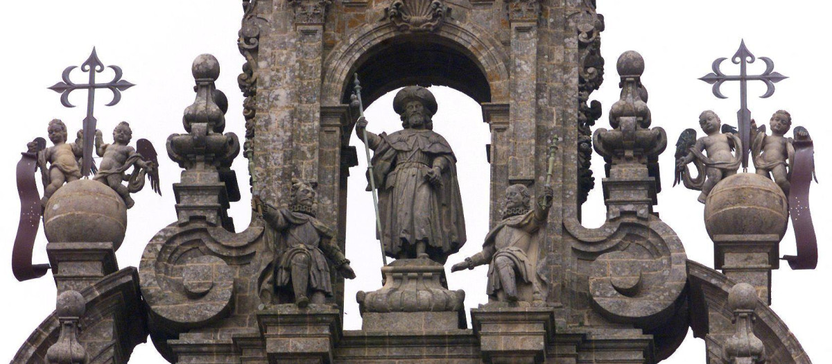 Imagen del apóstol Santiago en la fachada de la catedral
