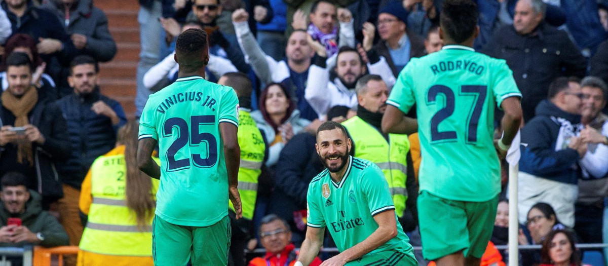 l delantero francés del Real Madrid Karim Benzema (c) celebra su gol junto al delantero brasileño Vinícius (i) y Rodrygo (d)