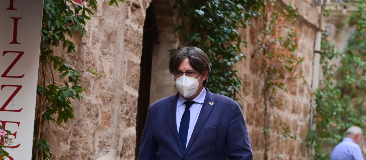 El expresidente Carles Puigdemont paseando por Cerdeña