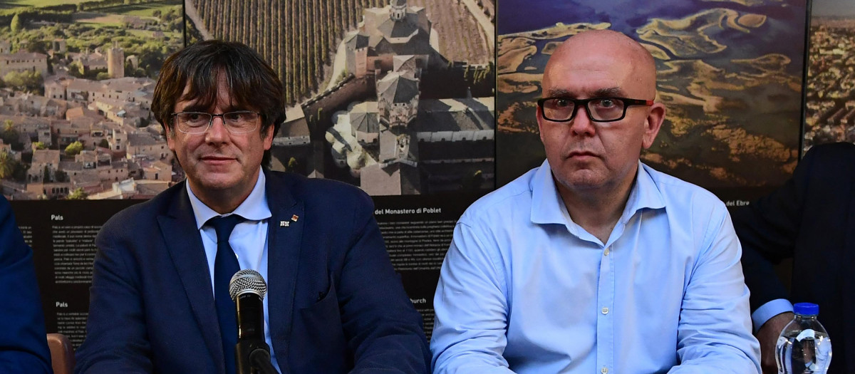 El expresidente catalán prófugo de la Justicia española, Carles Puigdemont, con su abogado, Gonzalo Boye