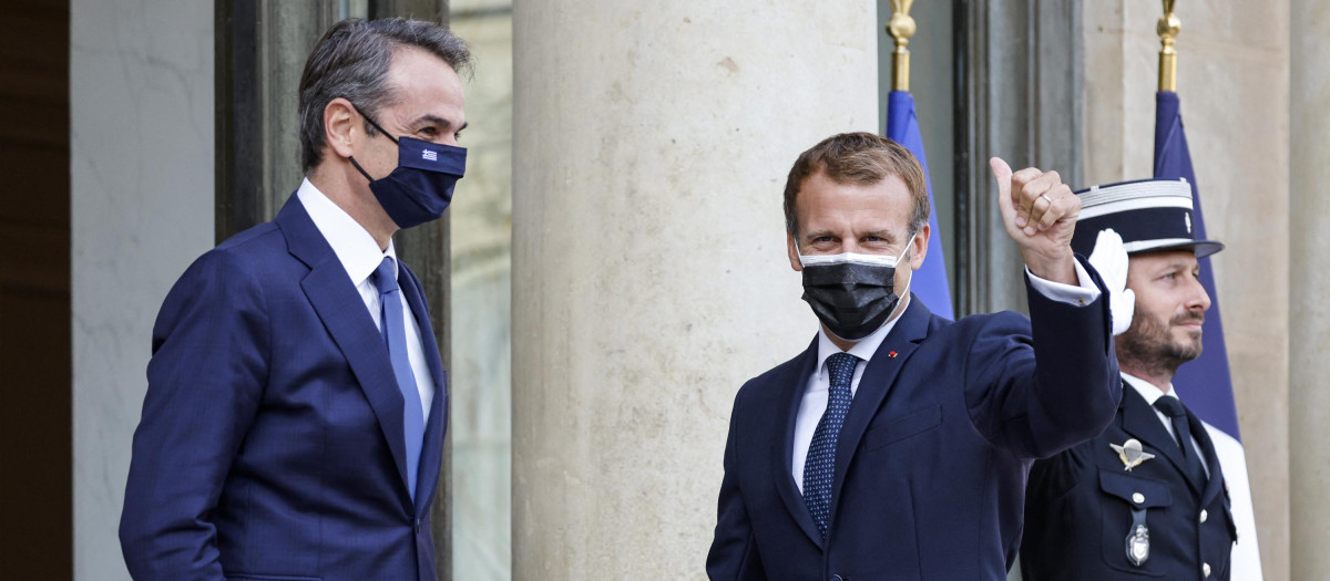 Emmanuel Macron (der.) y el primer ministro griego Kyriakos Mitsotakis en el Palacio del Elíseo en París.