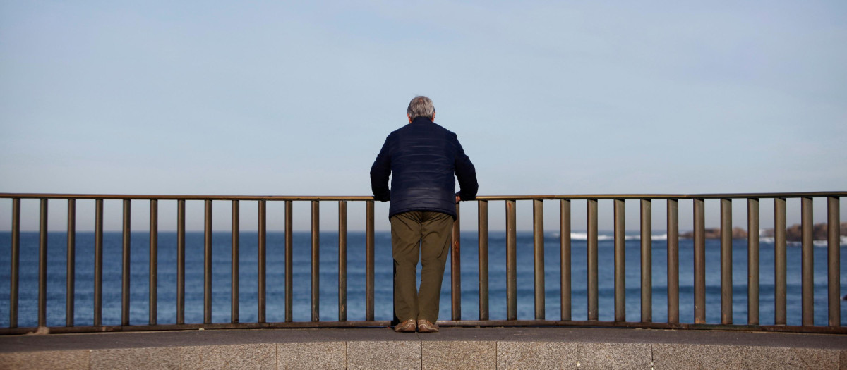 Anciano en el paseo marítimo de A Coruña