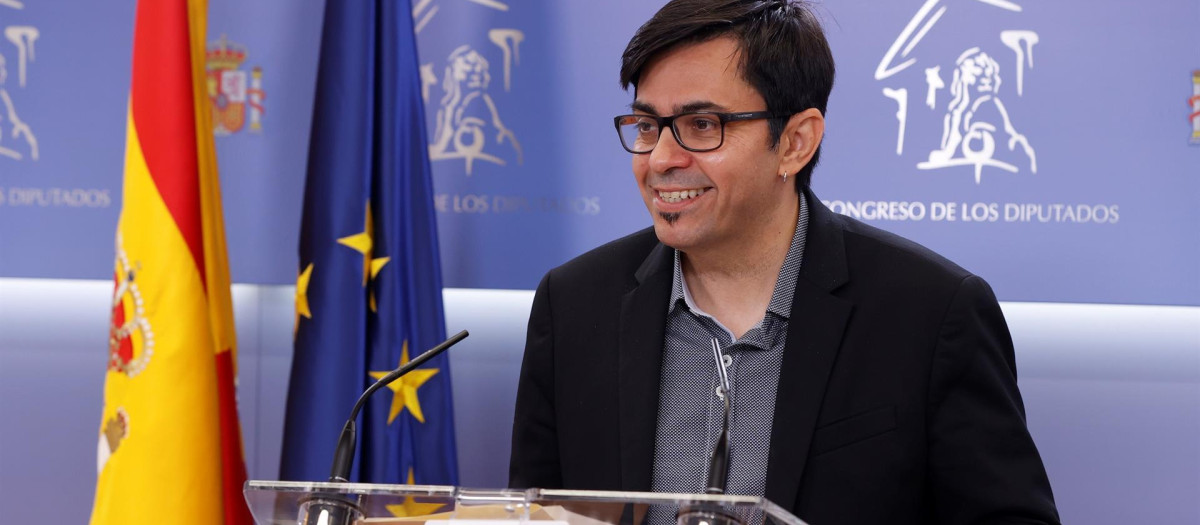 El diputado de Unidas Podemos, Gerardo Pisarrello, durante una rueda de prensa.