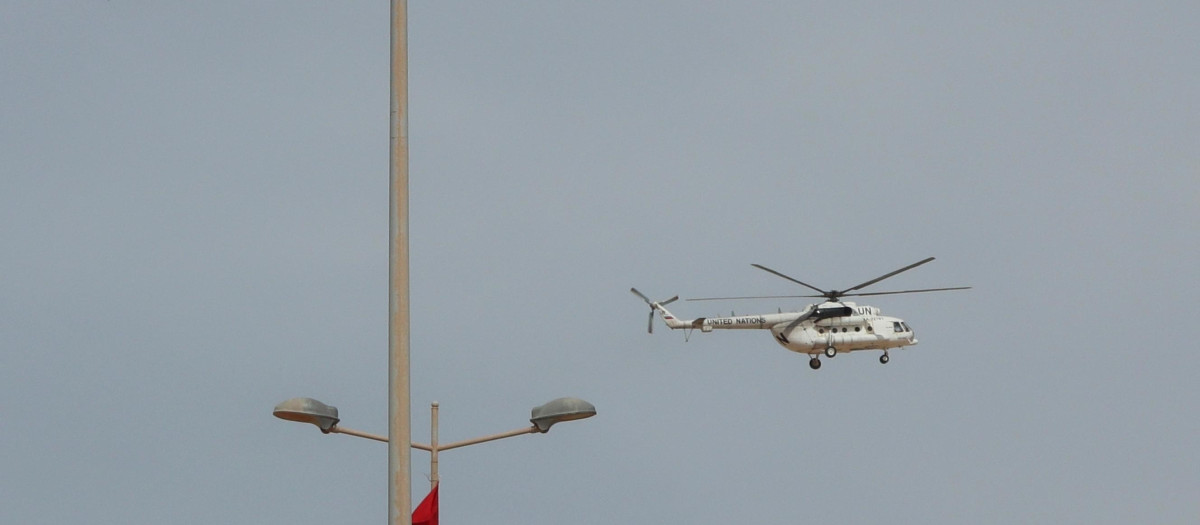 Helicóptero de la ONU sobrevuela el pueblo de Guerguerat, cerca de una base militar del Polisario