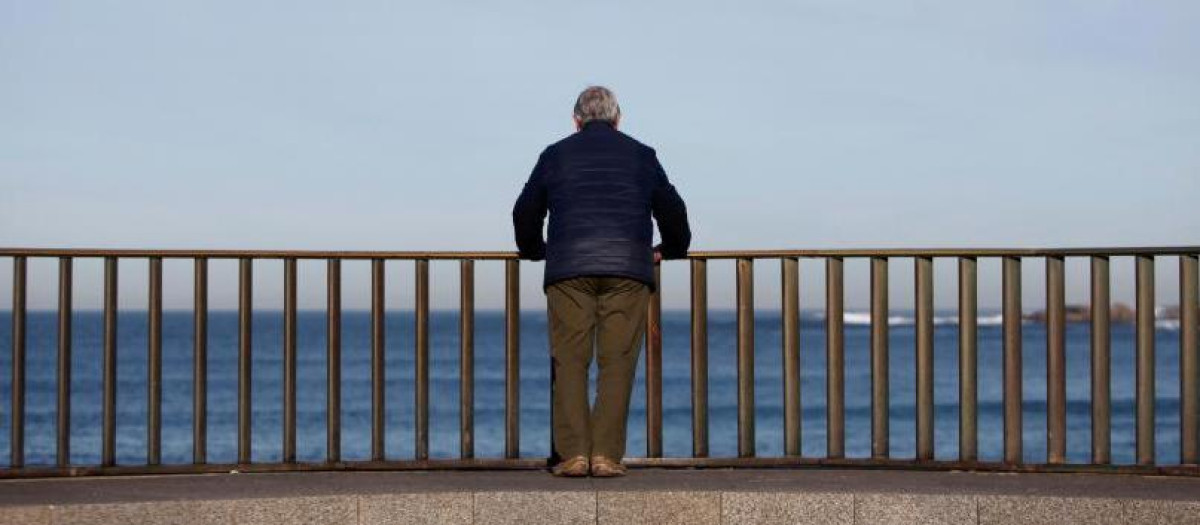 Anciano en el paseo marítimo de A Coruña