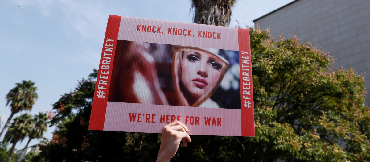 Una manifestante protesta a favor de Britney Spears a las puertas del tribunal