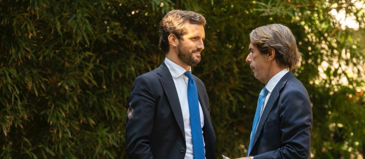 Pablo Casado y José María Aznar, minutos antes de comenzar su coloquio