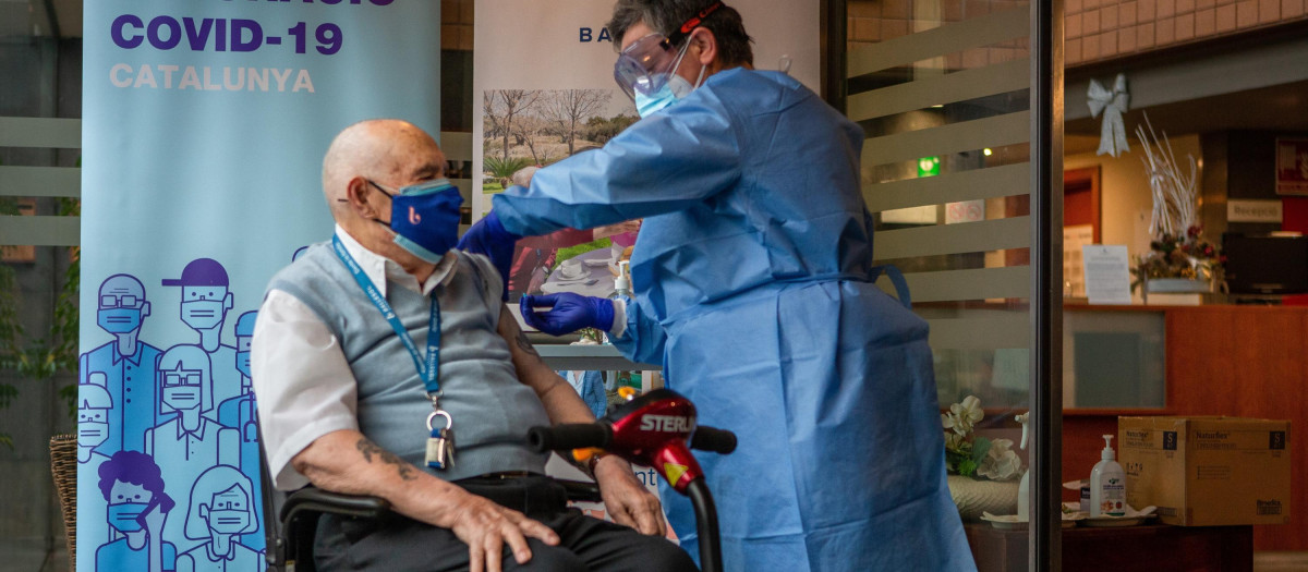 Hombre vacunándose contra el COVID-19