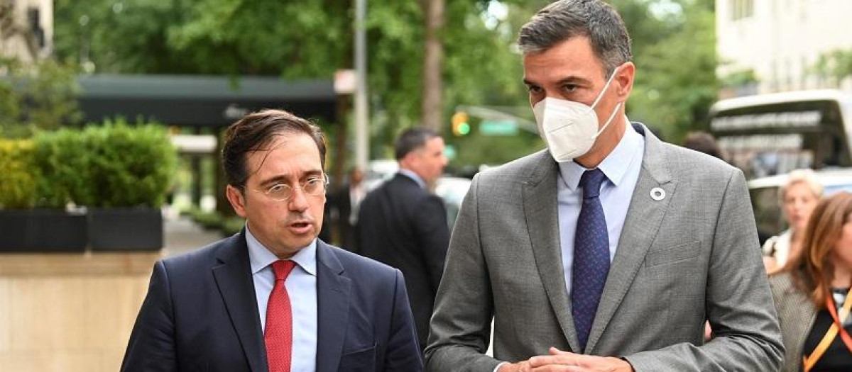 El ministro de Exteriores, José Manuel Albares, junto a Pedro Sánchez