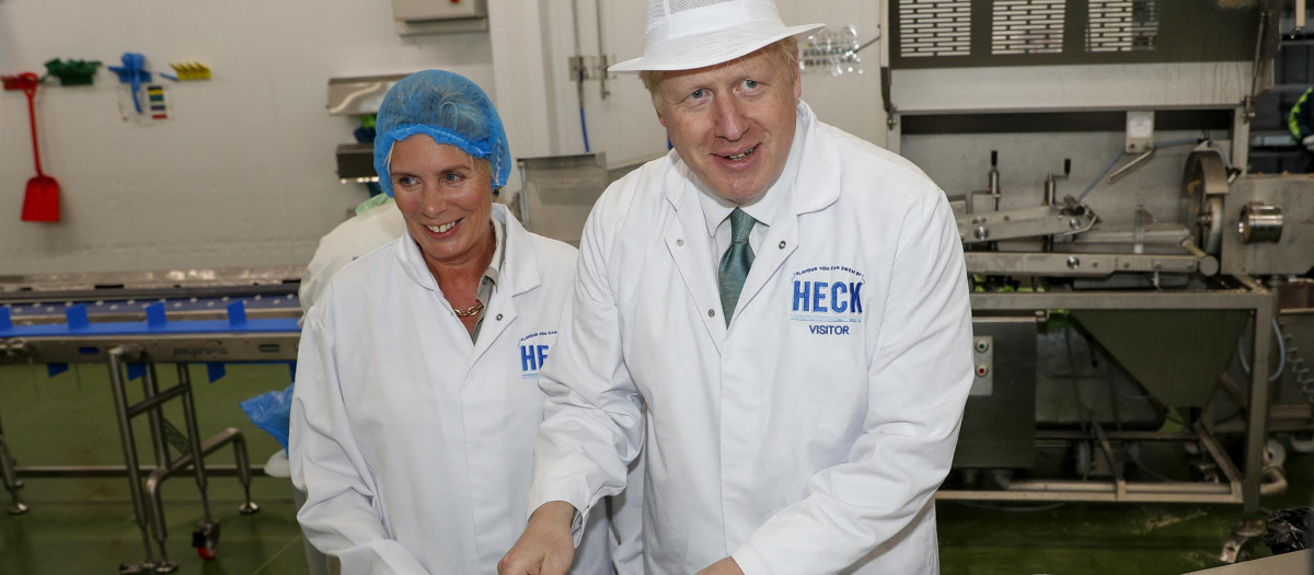 Conservative MP and leadership contender Boris Johnson makes sausages during a visit to Heck Foods near Bedale, northwest England on July 4, 2019. - Britain's leadership contest is taking the two contenders on a month-long nationwide tour where they will each attempt to reach out to grassroots Conservatives in their bid to become prime minister. (Photo by Darren Staples / POOL / AFP)
